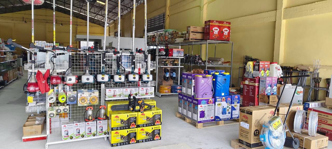 สินค้าเครื่องมือการเกษตรภายในร้านแสงชัยการเกษตร